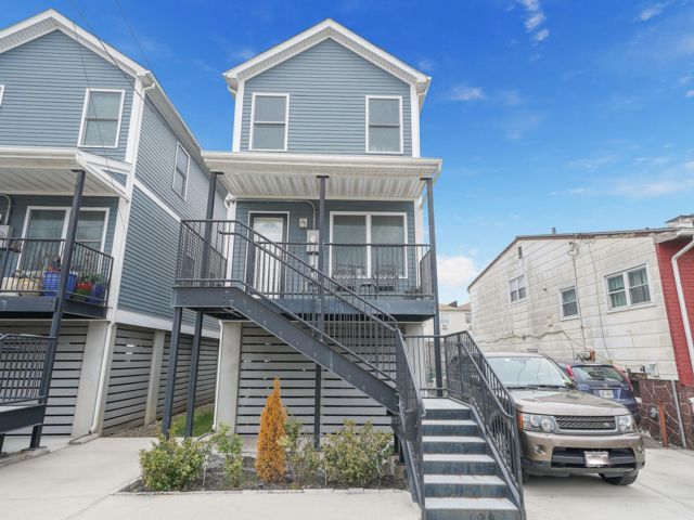 3 BR, 2.00 BTH Other style home in Arverne